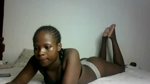 Snapshot of prettymelly_ chatting on February 25, 2:36 am Melly online show from February 25, 2:36 am
