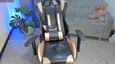    INDEPENDENT MODEL online show from January 22, 7:25 am