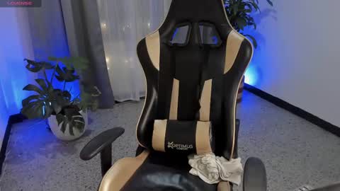    INDEPENDENT MODEL online show from February 9, 11:36 am