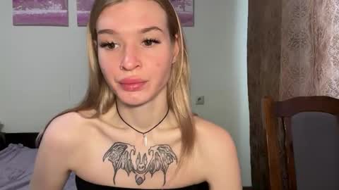 Snapshot of pussymoneywet chatting on September 15, 5:53 am Lina online show from September 15, 5:53 am