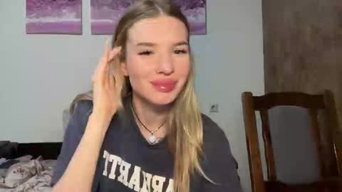 Snapshot of pussymoneywet chatting on September 27, 10:18 pm Lina online show from September 27, 10:18 pm