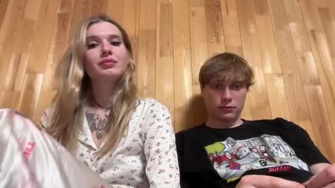 Snapshot of pussymoneywet chatting on September 25, 10:17 pm Lina online show from September 25, 10:17 pm