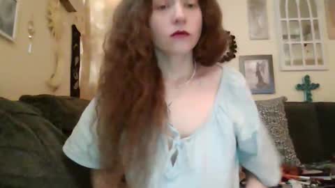 queencrimsonlvx online show from April 16, 9:39 pm