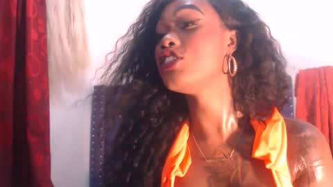 queenwenn online show from November 2, 12:10 am