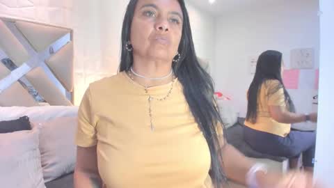 Raquel Moore  online show from March 28, 2:40 pm