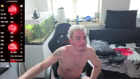 Rayzel online show from May 3, 1:28 pm