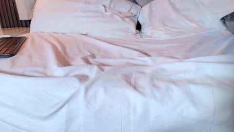 DONCELLA online show from March 8, 2:15 am