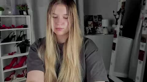 rebecca_____ online show from November 4, 2:13 am