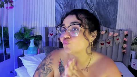 Snapshot of reginavegaa chatting on February 25, 3:42 pm reginavegaa online show from February 25, 3:42 pm