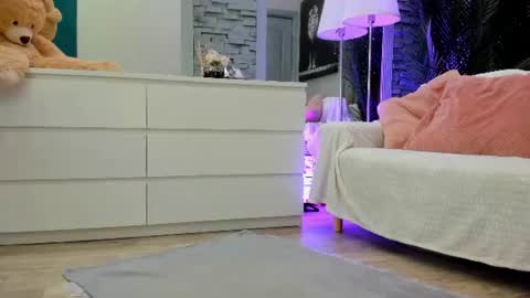 reina cummings online show from June 17, 6:40 am