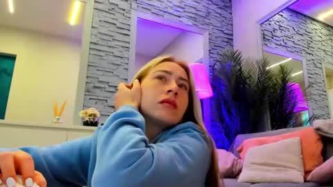 reina cummings online show from April 26, 4:10 am