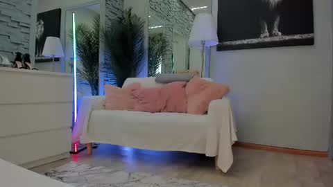 reina cummings online show from July 2, 5:56 am