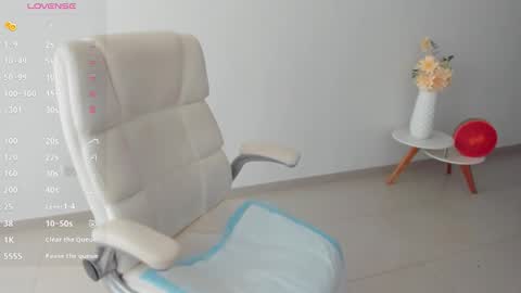 Snapshot of renata_t_ chatting on October 18, 12:09 pm RENATA online show from October 18, 12:09 pm