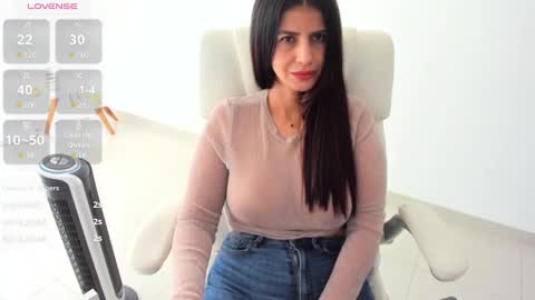 Snapshot of renata_t_ chatting on March 5, 6:23 pm RENATA online show from March 5, 6:23 pm