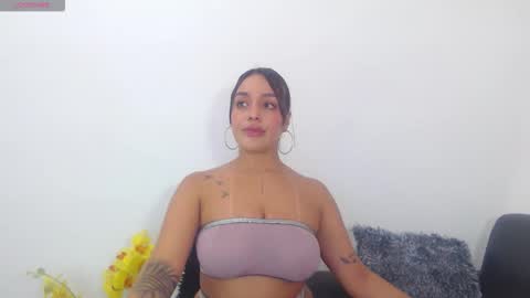 renatabrownn28 online show from June 1, 6:20 pm