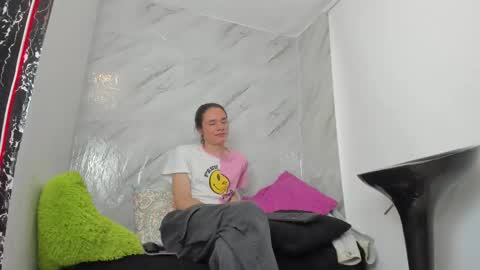 rhiannacoral online show from December 19, 9:43 pm