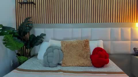 roseaurora online show from February 25, 1:15 pm