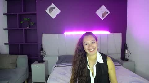 Roxannecrown online show from December 16, 2:23 pm