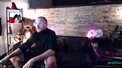 DOMINGUEZ ORIGINAL online show from March 3, 7:21 pm