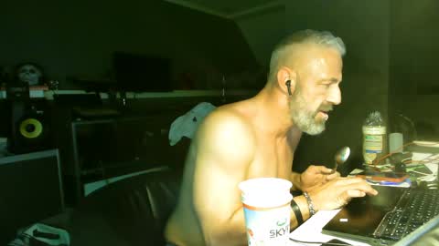 Chico que rico Caliente online show from April 9, 6:19 am