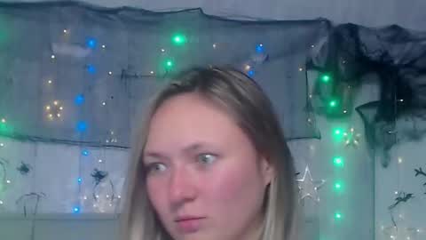 Snapshot of sallyverda chatting on October 17, 12:36 am Sally online show from October 17, 12:36 am