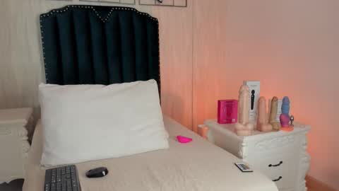 Samara Warren online show from December 3, 2:51 pm