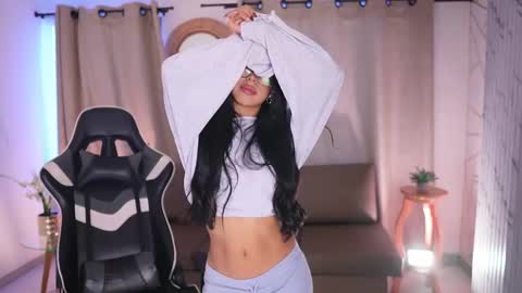 Sara  online show from March 5, 3:51 pm