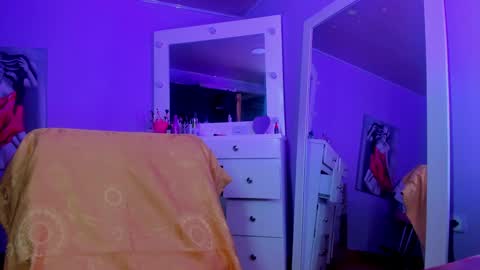 Snapshot of sara_leenn chatting on December 5, 8:27 am online show from December 5, 8:27 am