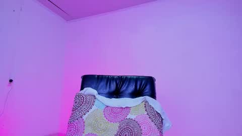 Snapshot of sara_leenn chatting on September 19, 4:38 am online show from September 19, 4:38 am