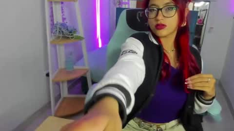 sara_red_x online show from June 10, 3:39 am
