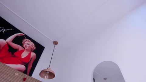 sara_sm1th_ online show from June 6, 1:28 pm