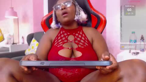 Snapshot of saradunss chatting on October 2, 8:29 pm saradunss online show from October 2, 8:29 pm