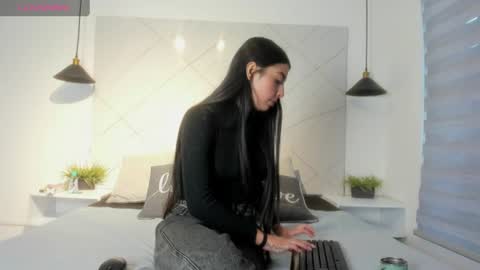 sarah_collens_ online show from June 16, 11:36 am