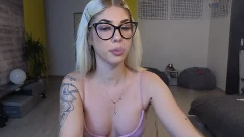 sarahcamsx online show from June 16, 8:13 pm