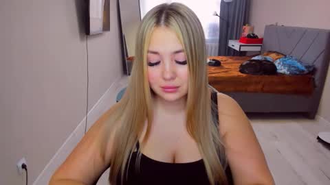 Sarah online show from April 9, 2:12 pm