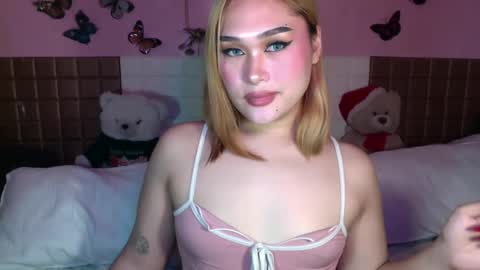 Sarah Drews   British-canadian online show from January 7, 10:19 pm