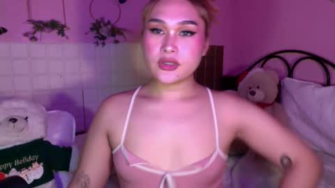 Sarah Drews   British-canadian online show from January 8, 2:25 am