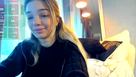 Snapshot of sassyt33n chatting on October 6, 9:27 am sassyt33n online show from October 6, 9:27 am