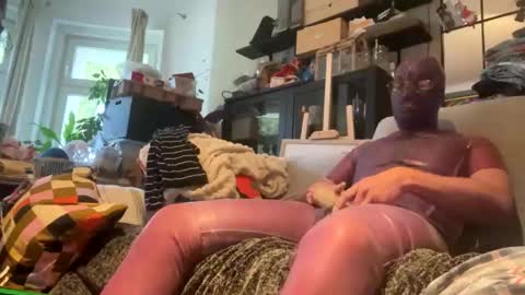 saxonialatexdude online show from October 20, 7:24 am