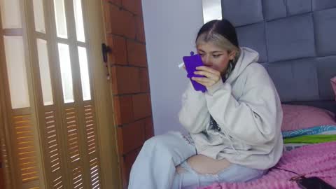 scarlett_johhns online show from October 17, 7:29 pm