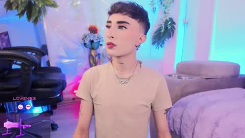     .  INDEPENDENT MODEL online show from February 15, 1:54 pm