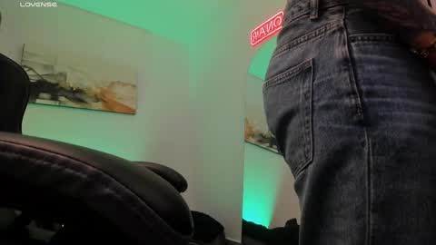 Snapshot of sebastianortizm chatting on February 24, 3:23 am Lucian Sinclair online show from February 24, 3:23 am