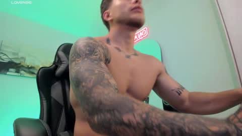 Snapshot of sebastianortizm chatting on March 7, 4:23 am Lucian Sinclair online show from March 7, 4:23 am