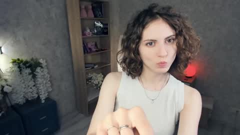 Mia online show from June 3, 5:32 am