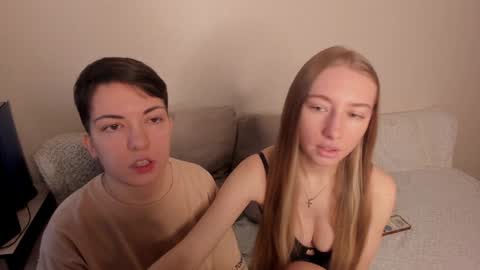 Snapshot of secret_dreams_ chatting on December 17, 9:17 am Amanda and pair in a real life we love each other but can play with you online show from December 17, 9:17 am
