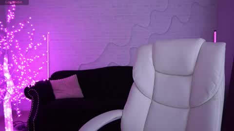 selenairis online show from February 28, 1:20 am