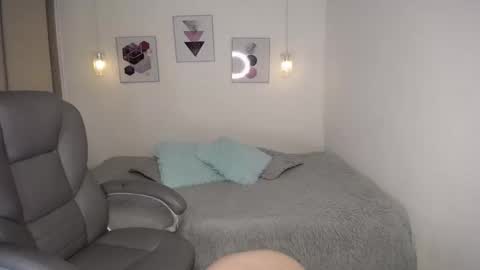 selene_rouse_ online show from April 13, 11:42 pm