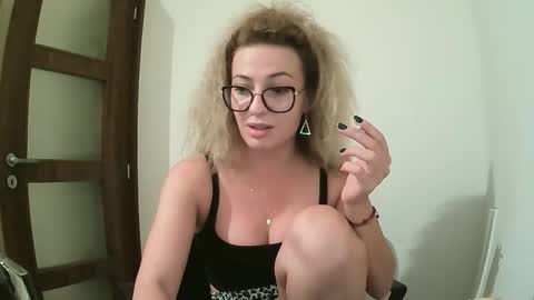 Snapshot of selenna_emma843468 chatting on September 24, 7:31 pm Selenna online show from September 24, 7:31 pm