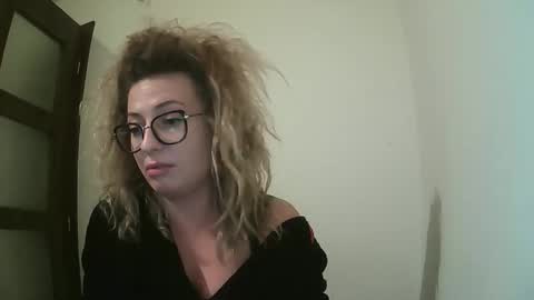 Snapshot of selenna_emma843468 chatting on September 27, 8:17 pm Selenna online show from September 27, 8:17 pm