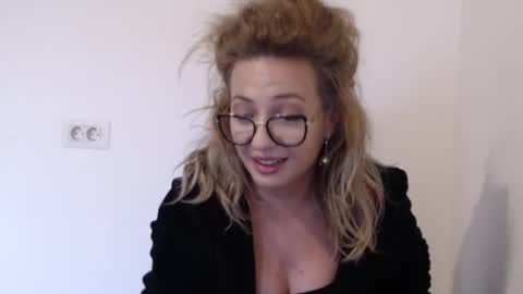 Snapshot of selenna_emma843468 chatting on October 2, 1:54 pm Selenna online show from October 2, 1:54 pm